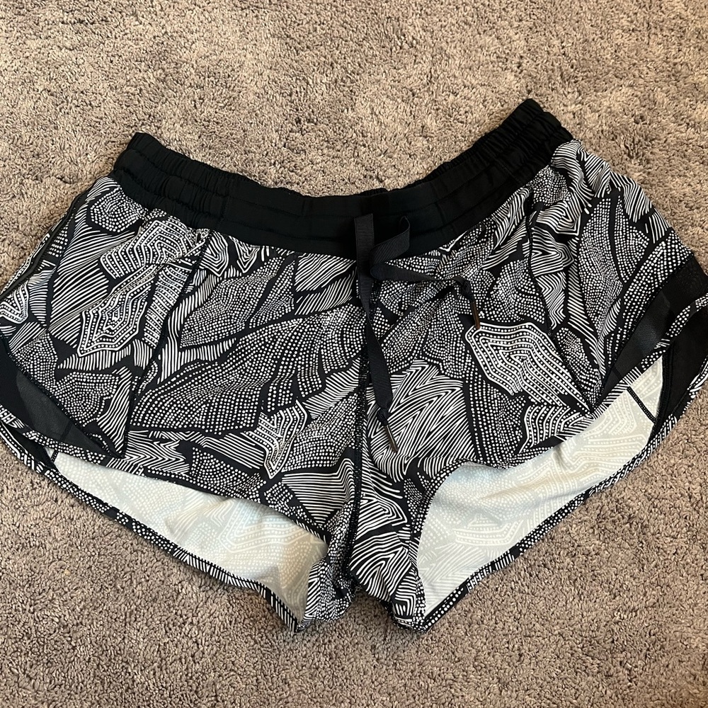 Lululemon • Black/white • Running Shorts • 2.5” inseam
